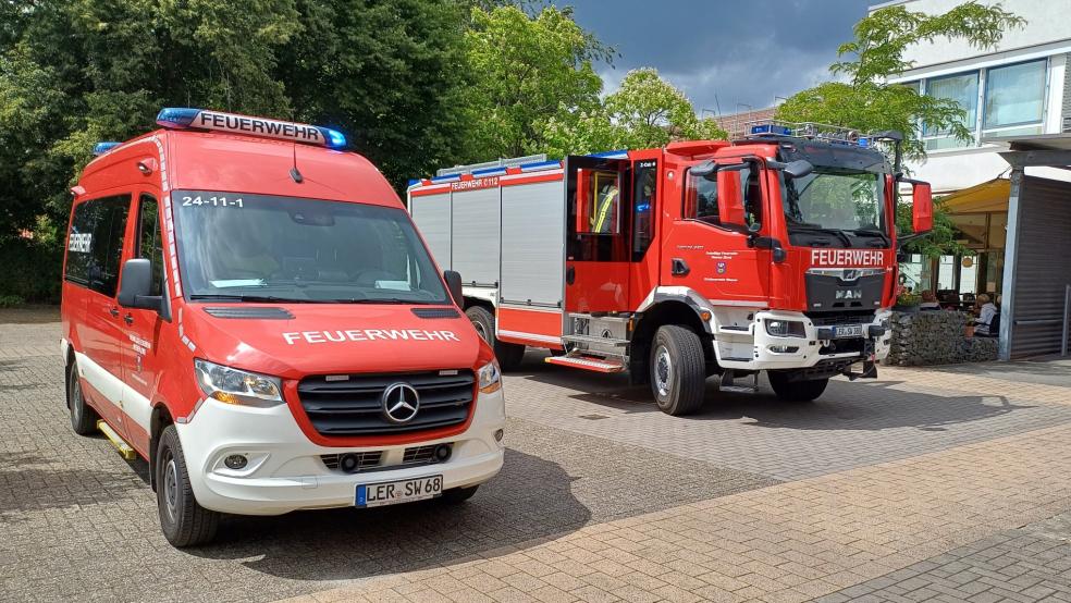 Mit drei Fahrzeugen und mehreren Einsatzkräften war die Feuerwehr zum Krankenhaus Rheiderland ausgerückt /RZ © Rand