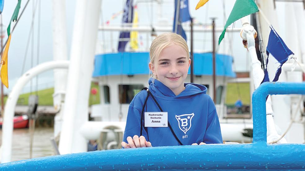 Fischen ist Familiensache: Anna Bruhns war als »Nachwuchsfischerin« an Bord des blauen Kutters »DIT 1«, der ihrem Vater Nanno Bruhns gehört.  © Fotos: Kuper 