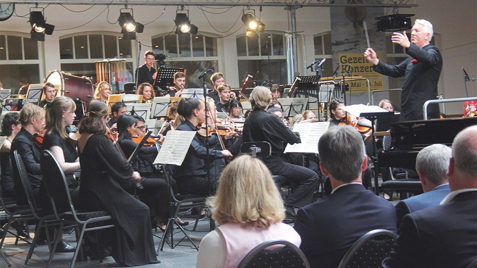 Das Junge Philharmonische Orchester Niedersachsens unter Leitung von Daniel Beyer begeisterte die Zuschauer. © Foto: Busemann