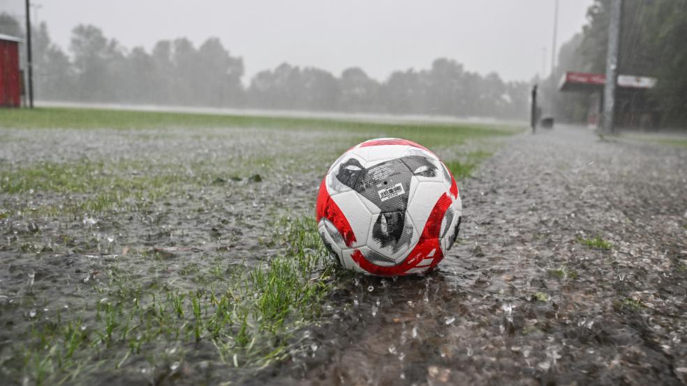 An Fußball war am Freitag in Jemgum nicht zu denken: Neben dem Gewitter kam auch jede Menge Regen herunter. © Bruins