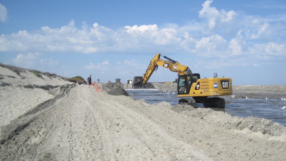 Als Sand-Wasser-Gemisch tritt das per Saugbagger gewonnene Material aus der Spülleitung am Langeooger Strand aus. Das Bild zeigt die zuletzt durchgeführte Aufspülung vor dem Langeooger Pirolatal 2022. © Foto: Thorenz/NLWKN