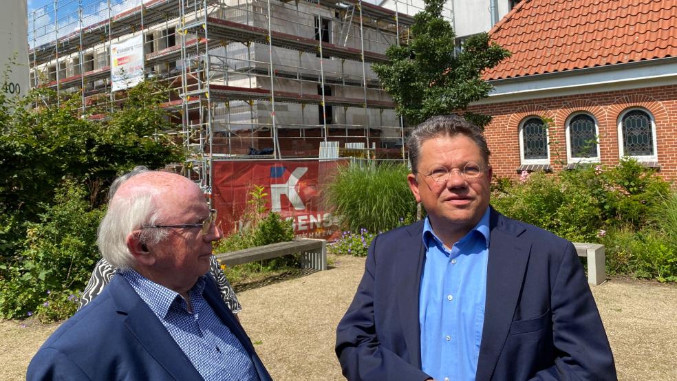 Der Anbau des „Haus Fresena“ nimmt Formen an. Gesundheitsminister Dr. Andreas Philippi (rechts) ließ sich von Vereinschef Jakobus Baumann die aktuellen Baumaßnahmen am Krankenhaus erläutern. © Hanken