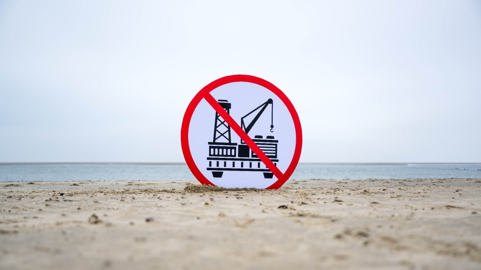 Ein Plakat gegen die geplante Gasförderung vor der Insel Borkum. © Foto: Schuldt/dpa