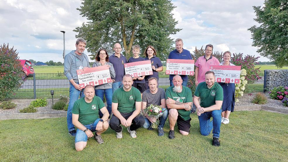 Oben von links Günther Reck und Rita Geuken (Tagesförderstätte Bunde), daneben Jens Rose, Eike Smid und Lisa Rose (Jugendfeuerwehr Wymeer-Boen), Ernst Berends (Steersnupp), Stefan Michels (Kassenwart Förderverein) und Birgitt Boekhoff (Kindertagesstätte Wüppsteertjes Wymeer). Unten die »Nordmänner« Ingo Beitzel (Kassenwart), Joachim Klinghagen (1. Vorsitzender), Uwe Vry (stellvertretender Vorsitzender), Friedel Niemeyer und Karsten Sap.  © Foto: privat