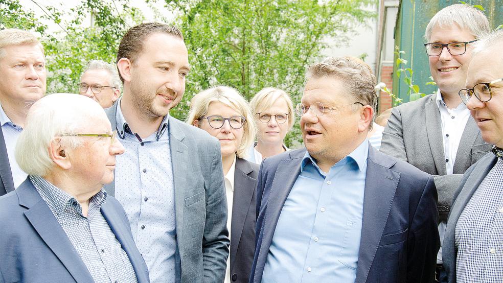 Im Schnelldurchlauf übers Krankenhaus-Gelände: (von links) Ulf Thiele (CDU-Landtagsabgeordneter), Jakobus Baumann (Krankenhausverein), Dr. Markus Dornbach (Ärztlicher Leiter), Nico Bloem (SPD-Landtagsabgeordneter), Daniela Kamp (Prokuristin Klinikum), Heike Kliegelhöfer (Pflegedirektorin), Gesundheitsminister Dr. Andreas Phillippi, Bürgermeister Heiko Abbas (2. Vorsitzender Krankenhausverein) und Krankenhaus-Geschäftsführer Holger Glienke.  © Foto: Hanken