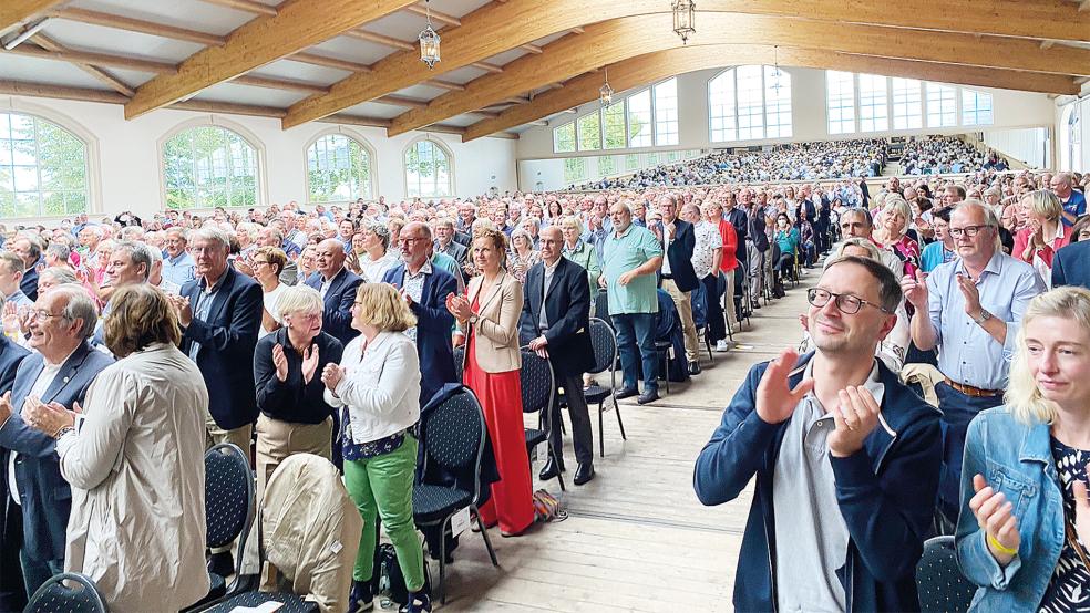 Frenetischer Beifall nach einem heiteren Schlusspunkt in der Reithalle: Mit stehenden Ovationen wurden die Darbietungen der Musiker gefeiert.  © Foto: Hanken