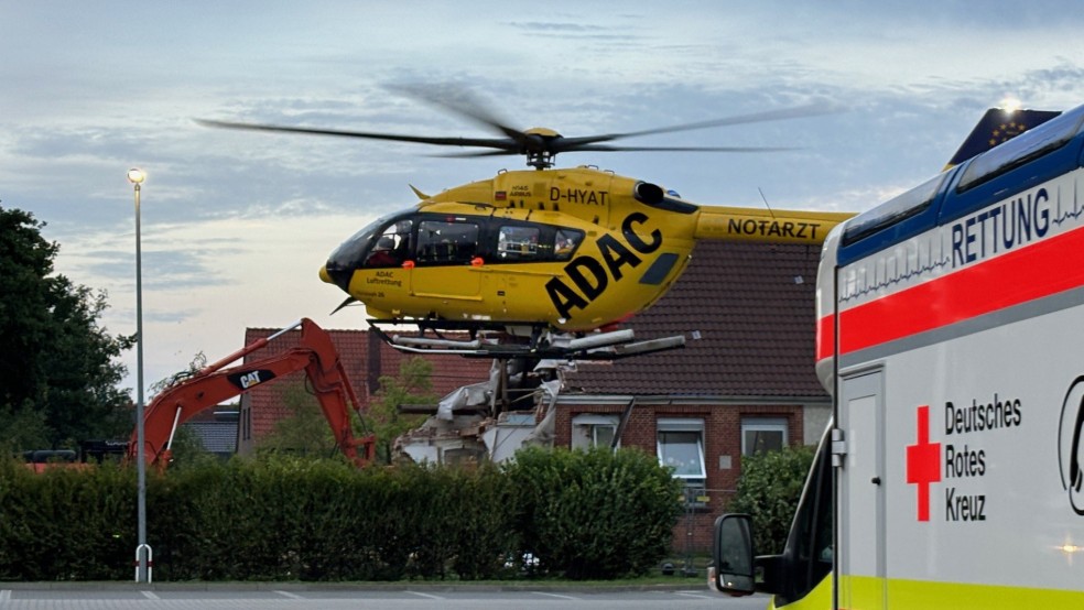 Mit dem Rettungshubschrauber, der auf dem Parkplatz des Edeka-Marktes in Ostrhauderfehn gelandet war, wurde das Unfallopfer nach Westerstede geflogen.  © C. Ammermann