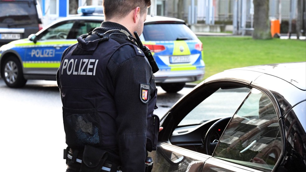 Bei einer Kontrolle, hier ein Symbolbild, hatte die Polizei einem Autofahrer, der betrunken war, die Autoschlüssel abgenommen. Als er auf der Wache in Leer erschien, um die Schlüssel abzuholen, war er keinesfalls nüchtern. Und er kam nicht zu Fuß. © dpa