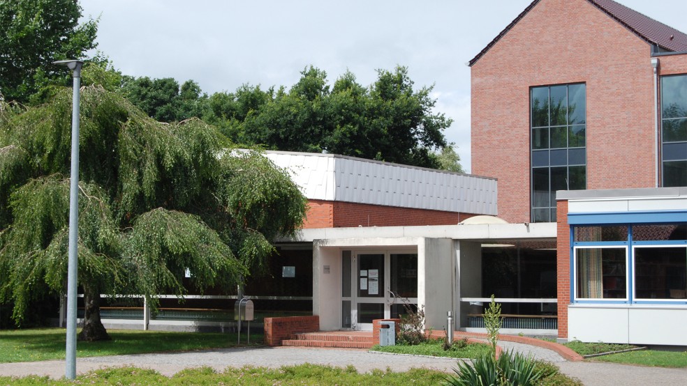 Die Oberschule Weener, hier Gebäude I, bekommt eine neue Toilettenanlage.  © Archivfoto: Hoegen