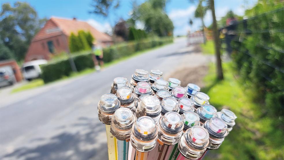 Auch in Bingum wird Glasfaser verlegt, die Pflasterung leidet oft darunter.  © Foto: Szyska
