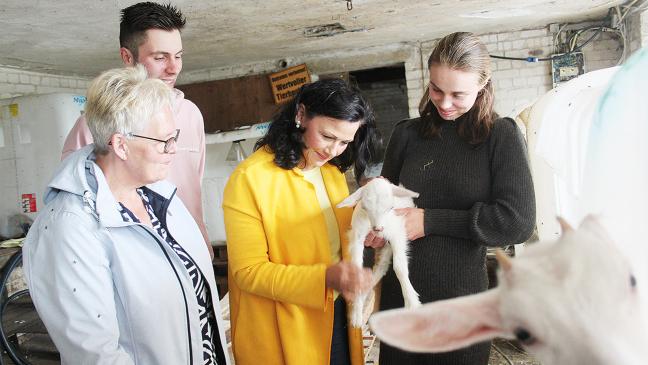 Connemann besucht Ziegenhof in Weener