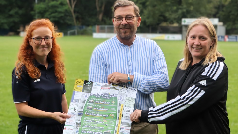 Die Organisatorinnen Daniela Frey (von lnks) und Doris Auen freuen sich mit Moderator Rüdiger Barten auf das Spiel ohne Grenzen. © Ammermann