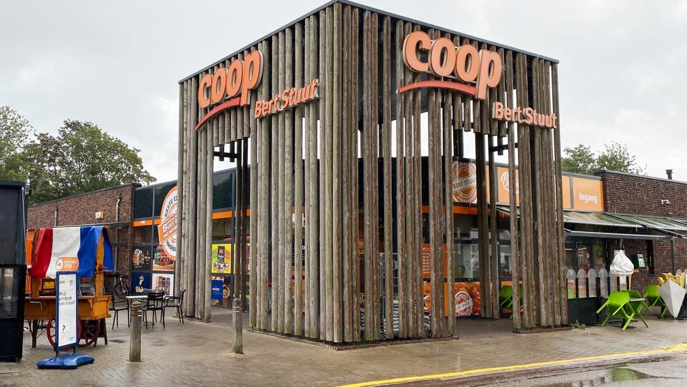 Aus Nah und Fern kommen Kunden aus Deutschland zum Coop-Supermarkt in Neuschanz, der ab September den Namen »Poiesz« haben wird. .  © Foto: Kuper