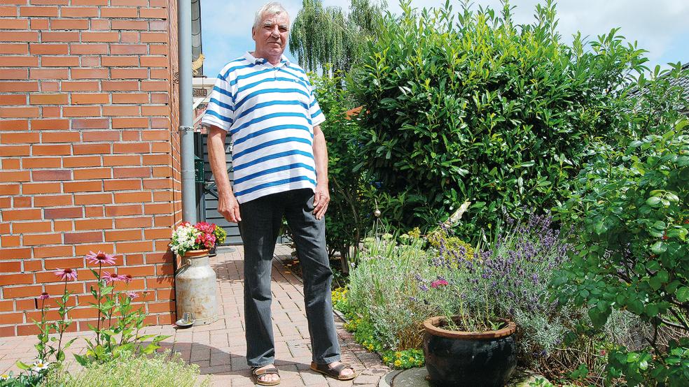 Grüne Gartenidylle: Aber aus dem Kanalschacht unter dem Blumenkübel vorne rechts steigen üble Gerüchte auf. Hausbesitzer Peter Hollmann drängt auf Lösung dieses Problems.  © Foto: Hoegen