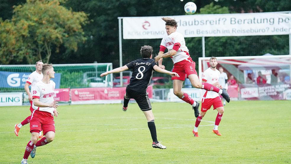 Großefehn und Nils-Ole Zimmermann setzten sich nicht nur bei diesem Kopfball gegen Marcel Schulte und TuRa durch.  © Foto: Mennenga