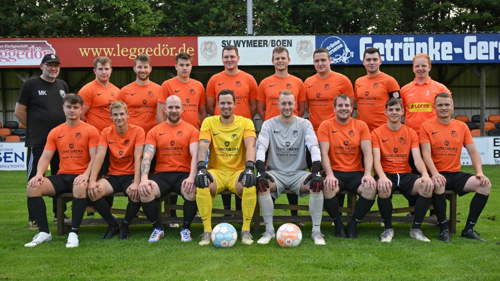 Die 1. Herren des SV Wymeer-Boen in der Saison 24/25. Obere Reihe von links: Trainer Manfred Klock, Nico Kronberg, Frank Schulte, Hauke Kettler. Florian Klock, Marco Dreesmann, Timo Blaauw, Dennis Klock und Betreuer Frank Lüppens. Untere Reihe von links: Dario Huisinga, Petrick Cöller, Jan Bakker, Ingo Lüppens, Michael Yzer, Henning Dreyer, Maximiliaan van Oostenrijk und Marvin Maas. Es fehlen: Elias Smid, Steffen Tergast, Ihno Frieling, Dieter Schulte und Benjamin Kock. © Bruins