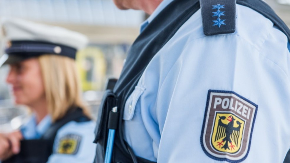 Die Polizei erwischte am Emder Bahnhof einen jungen Mann, der Marihuana im Gepäck hatte. © Symbolfoto: Bundespolizei