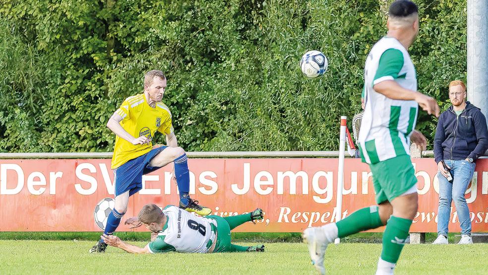 Der TuS Weener (gelbes Trikot) musste sich Teutonia Stapelmoor 0:4 geschlagen geben.  © Fotos Jungeblut