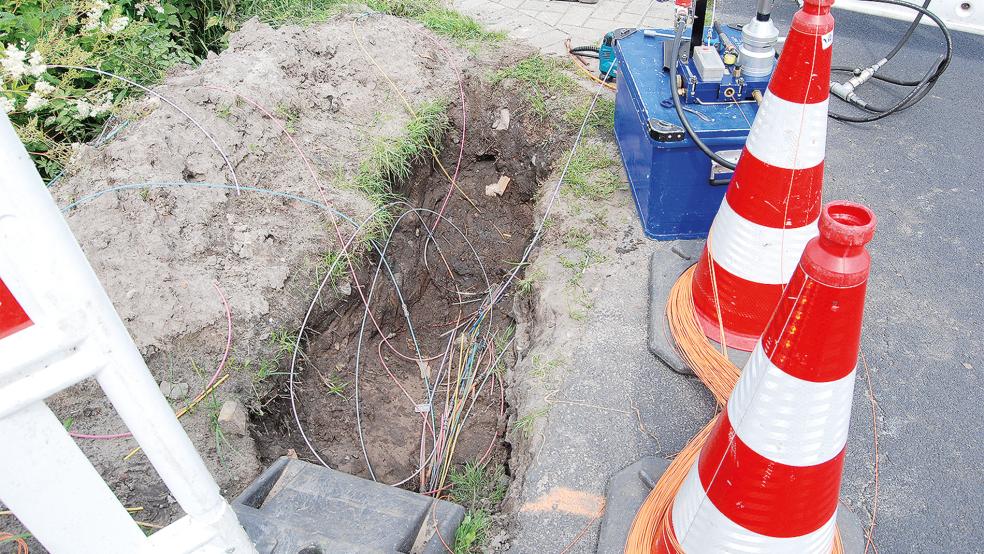 Es geht an die Feinarbeit: Hier an der Ödenfelder Straße in Holthuserheide laufen gerade Arbeiten für Hausanschlüsse.  © Foto: Hoegen