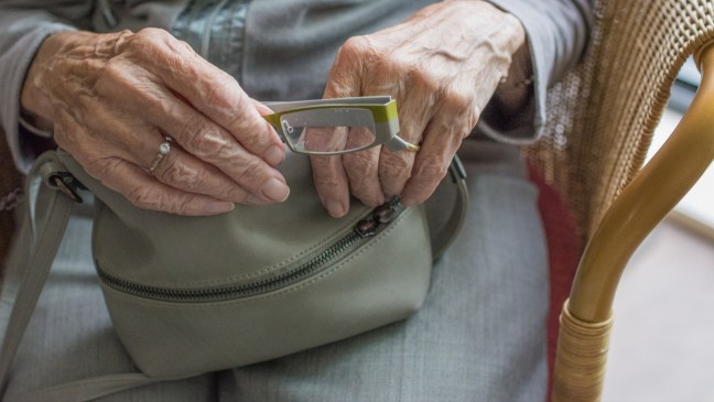 89-Jähriger wird auf dem Friedhof Handtasche gestohlen