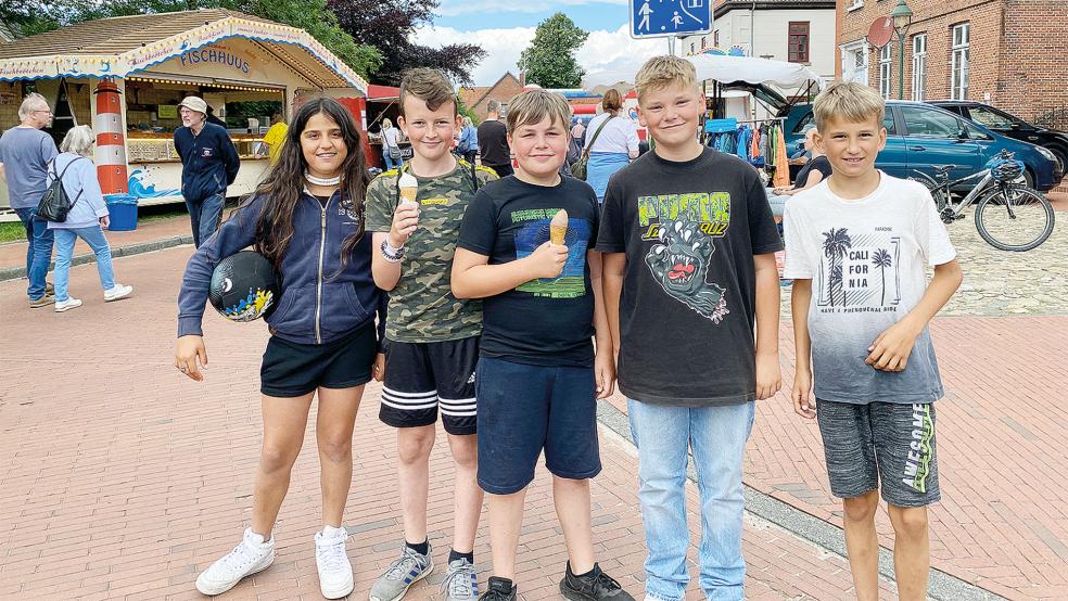 Ein Eis zum Müggenmarkt gehörte auch 2022 für diese jungen Besucher einfach dazu. Und auch in diesem Jahr gibt es nach der Eröffnung des Müggenmarktes um 13 Uhr für Kinder und Jugendliche Eis und Freifahrten in den Fahrgeschäften. © Archivfoto: Kuper