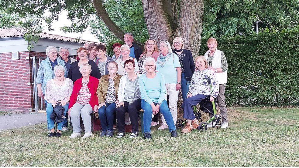 Eine muntere Truppe: Die Sängerinnen und Sänger der Liedertafel Bunde würden sich über Zuwachs für ihren gemischten Chor freuen.  © Foto: Liedertafel