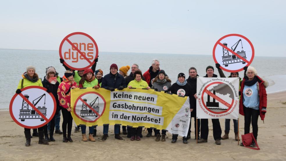 Umweltschützer, wie hier Aktivitäten der Deutschen Umwelthilfe, haben mehrfach gegen die geplanten Erdgasbohrungen vor der Insel Borkum protestiert und wollen jetzt rechtliche Schritte gegen die Baugenehmigung für das Seekabel einleiten. © Grafe