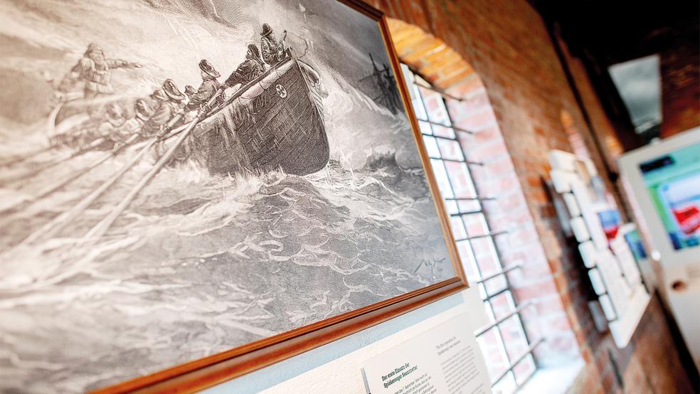 Ausstellungsstücke und Informationstafeln hängen im ehemaligen Rettungsschuppen auf der Insel in einer neuen Ausstellung zur Geschichte der Seenotrettung. das neue Museum wurde der historische Rettungsschuppen, ein denkmalgeschütztes Backsteingebäude von 1909, saniert und umgebaut.  © dpa