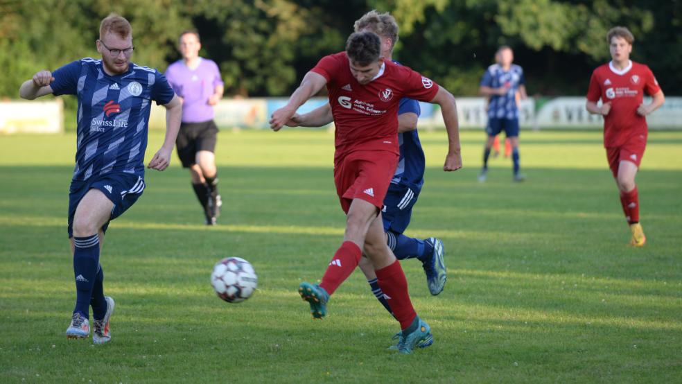 Jannik Boekhoff (vorne, rotes Trikot) erzielte das 1:0 für Bunde II gegen die Sportfreunde Möhlenwarf und legte somit den Grundstein für den Sieg seines Teams. © Born