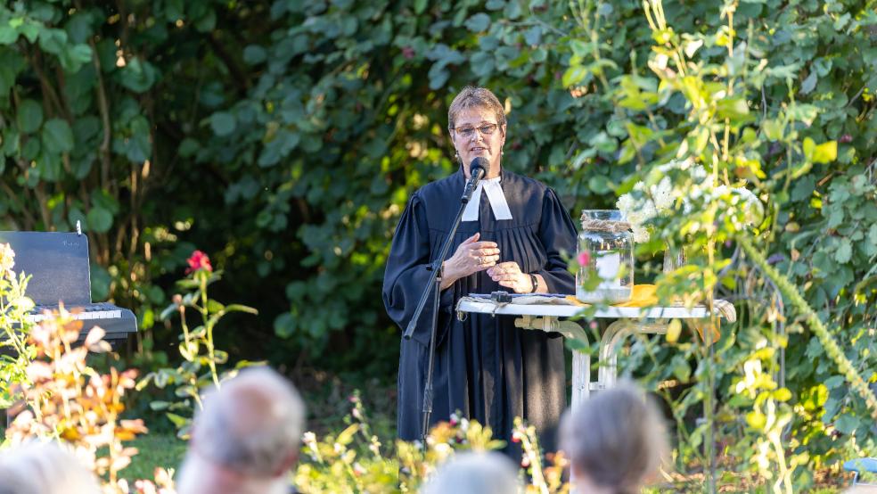 Pastorin Hedwig Friebe führte die mit viel Einfühlungsvermögen und einer Prise rheiderländer Humor durch den Gottesdienst. © Jungeblut