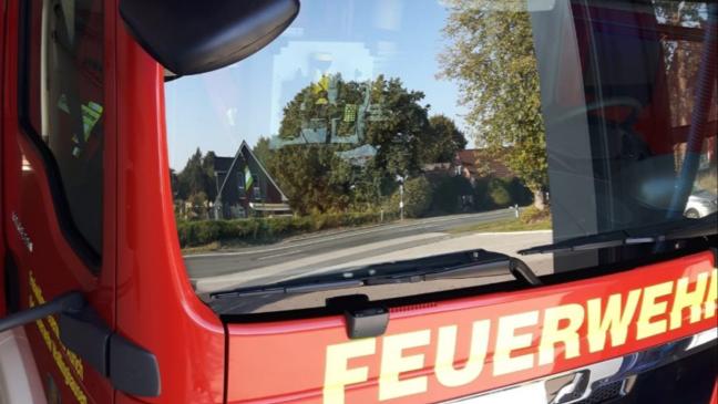 Auto steht in hellen Flammen