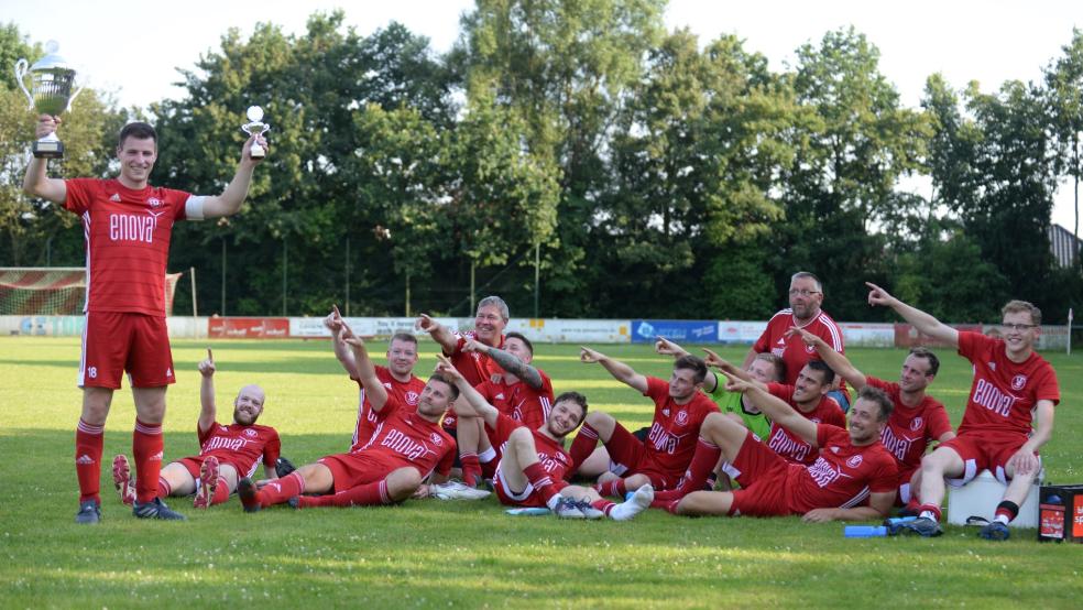 Christoph Buse (links) erzielte den entscheidenden Elfmeter und durfte den Pokal präsentieren, dessen Gewinn sich hitzebedingt auch im Liegen feiern ließ. © Born