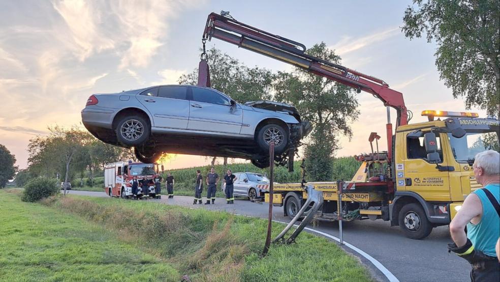 Der schwer beschädigte Mercedes wird mit dem Kran eines Abschleppwagens geborgen. © Feuerwehr