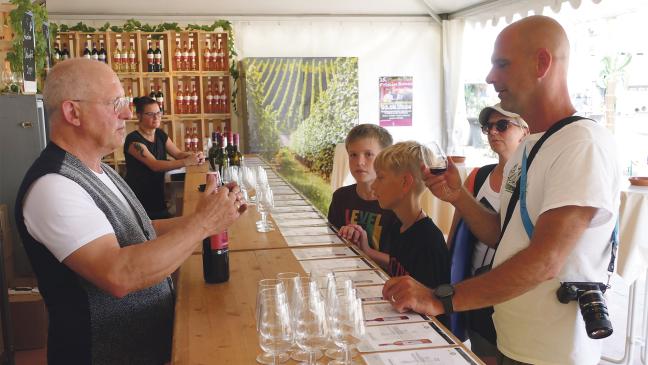 Viele Ostfriesen zum Wein gebracht