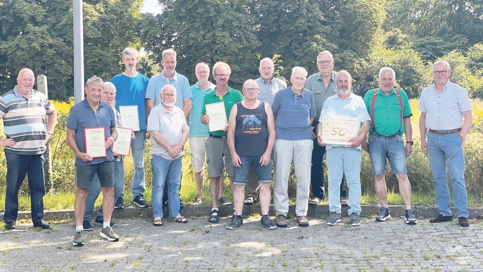 Mehr als 20 Mitglieder wurden anlässlich des Sommerfestes vom Geflügelzuchtverein Weener geehrt. Das Foto zeigt einen Teil der Geehrten mit dem Vorsitzenden Gerhard Niemann (2. von rechts) und den stellvertretenden Bürgermeister Helmut Geuken (rechts).  © Foto: Kuper