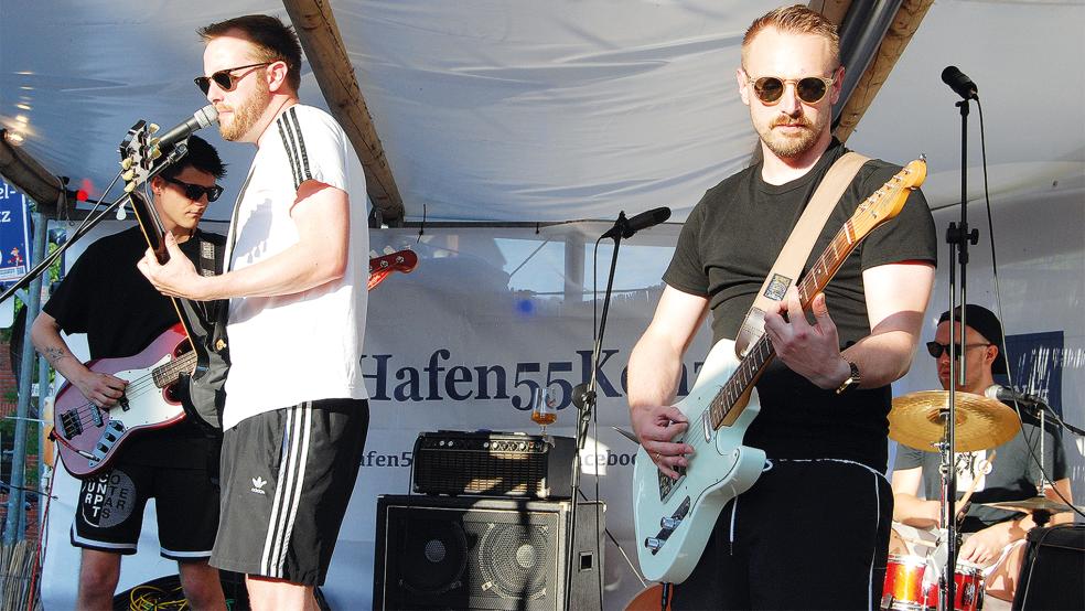 »Dirty Dip« rocken den Hafen in Weener. Von links Kevin Gluth, Wenko Wildeboer, René Cloppenborg und Hauke Oltrop. Ihre Sonnenbrillen nahmen die vier Musiker übrigens den ganzen Abend nicht ab.  © Foto: Hoegen