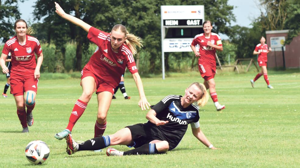 TiMoNos Eileen Frerichs wird hier von Schalkes Kapitänin Laura Schulte erfolgreich abgegrätscht.  © Foto: Koppelkamm