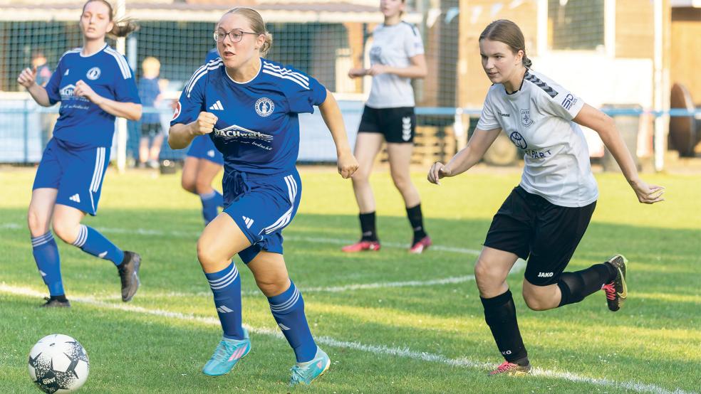 Die 1. Damen der Sportfreunde Möhlenwarf um die A-Juniorin Jaane Loger (am Ball) hatten gegen den TV Jahn Delmenhorst II die Nase vorn.  © Foto: Jungeblut