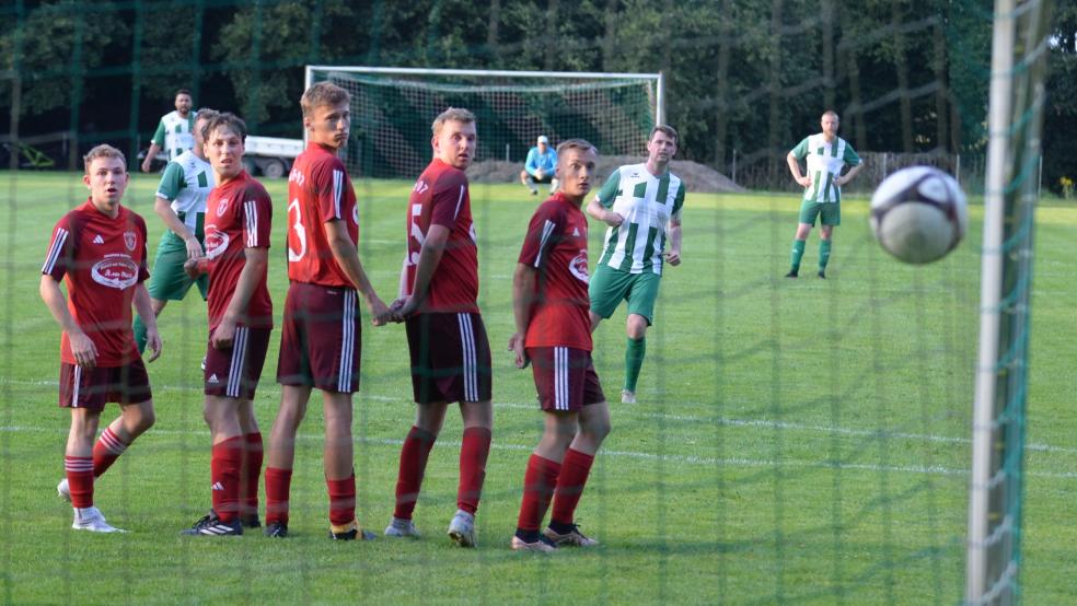 Markus Müller (rechts neben der Freistoßmauer) schlenzte den Ball unhaltbar an den Innenpfosten und ins Netz. Die TuRaner können nur hinterherschauen. © Born