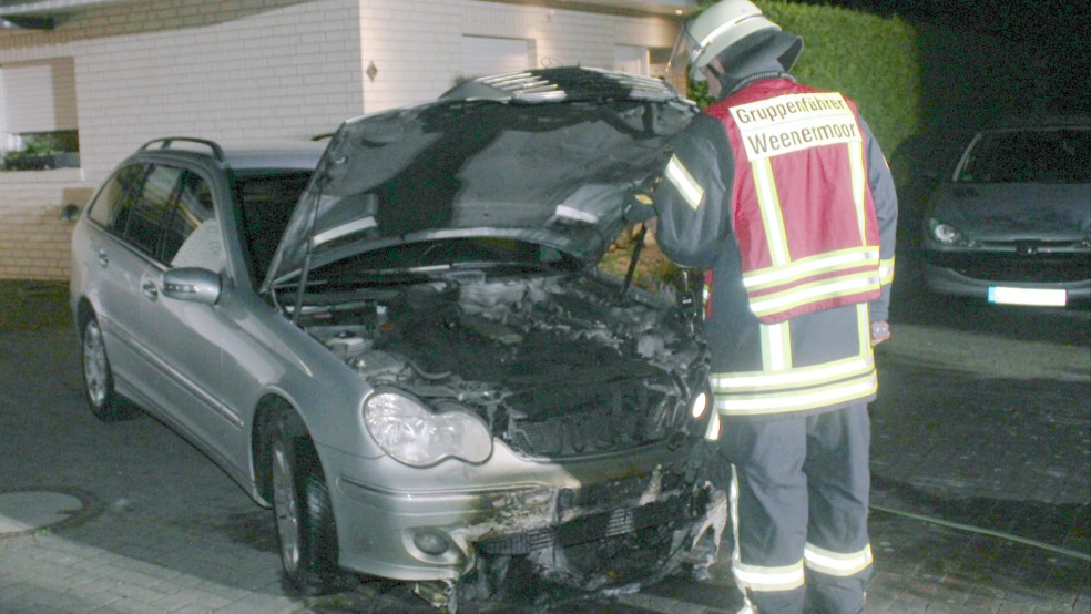 Ein Mercedes geriet gestern Abend in einer Garage in Möhlenwarf in Brand. © J. Rand/Feuerwehr