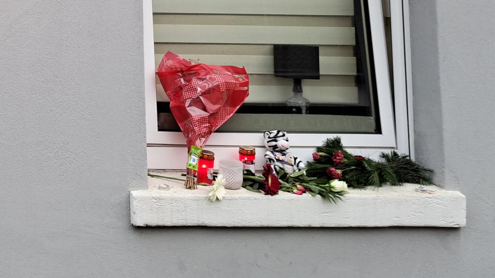 Nach dem gewaltsamen Tod eines 34-jährigen Weeneraners hatten Menschen Blumen vor der Wohnung in der Westerstraße niedergelegt.  © Archivfoto: Szyska