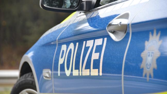 Mann entblößt sich an Friedhof vor Frau