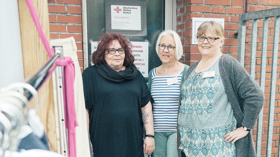 Martina Menken (DRK), Susanne Eggert (evangelische Seelsorgerin) und Helen Reiners (katholische Seelsorgerin) vor der Kleiderkammer des DRK am Haus Deichstraße (von links).<br />  © Foto: Borromäus Hospital