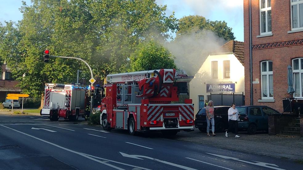 Auch die Feuerwehr war bei der Spielhalle in der Risiusstraße im Einsatz. © Großpietsch