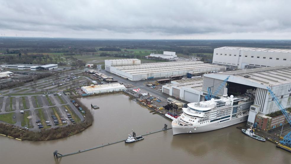 Ein Bild aus der Vogelperspektive: Der Kreuzfahrtschiff-Nebau «Silver Ray» verlässt am 25. Februar das überdachte Baudock der Meyer Werft. Die «Silver Ray» wurde für die Reederei Silversea Cruises fertiggestellt.  © Foto: dpa/Penning