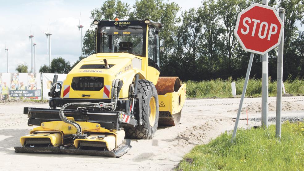 Die Baumaschinen an der B 436, hier in Höhe der Einmündung Rostocker Straße, stehen derzeit still.  © Foto: Hoegen