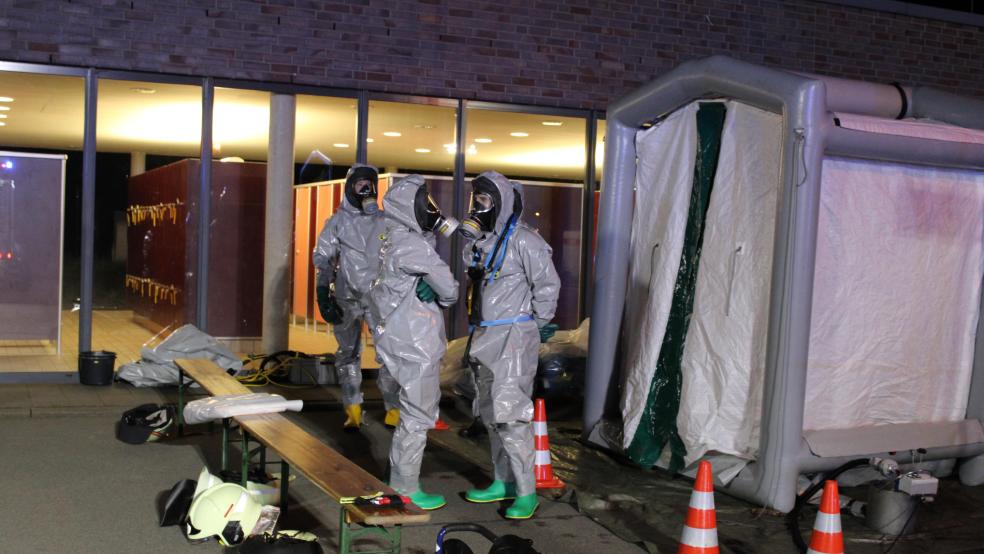Mit leichten Chemikalienschutzanzügen bekleidete Einsatzkräfte betrieben die Dekontaminationsstelle vor dem Freibad. © Diana Stöhr-Aeilts/Feuerwehr