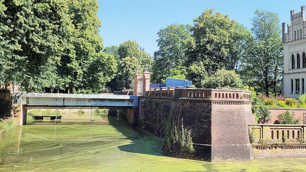 Die Brücke zur Evenburg ist marode, schon jetzt ist das Gewicht für Fahrzeuge auf zwei Tonnen beschränkt.  © Foto: Wolters