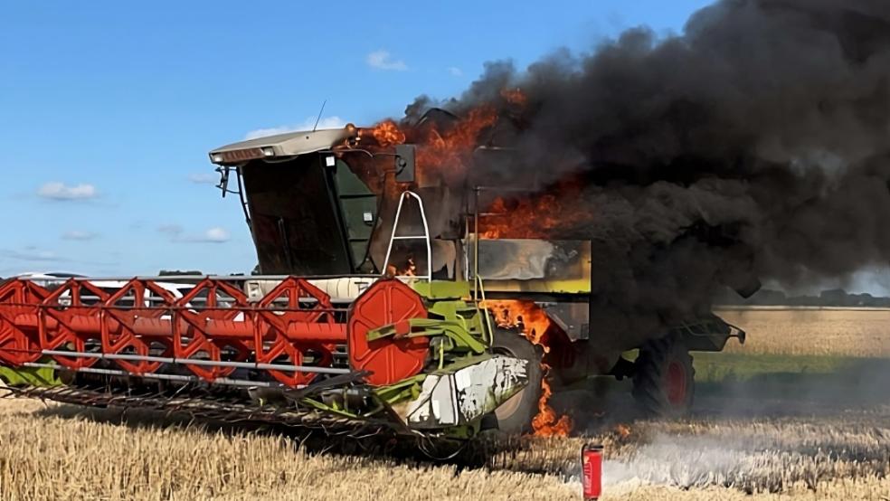 Mitten auf dem Feld stand der Mähdrescher in Flammen. Die Feuerwehr musste eine Wasserversorgung aufbauen. © privat