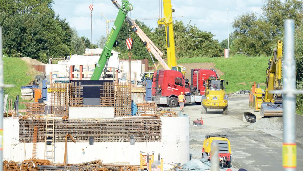 Im Deichvorland von Hilkenborg wird mit Hochdruck am Abschluss der Pfeilerbauten gearbeitet. Auf ihnen soll ab Montag die Zweifeldbrücke aufgesetzt werden.  © Foto: Hanken